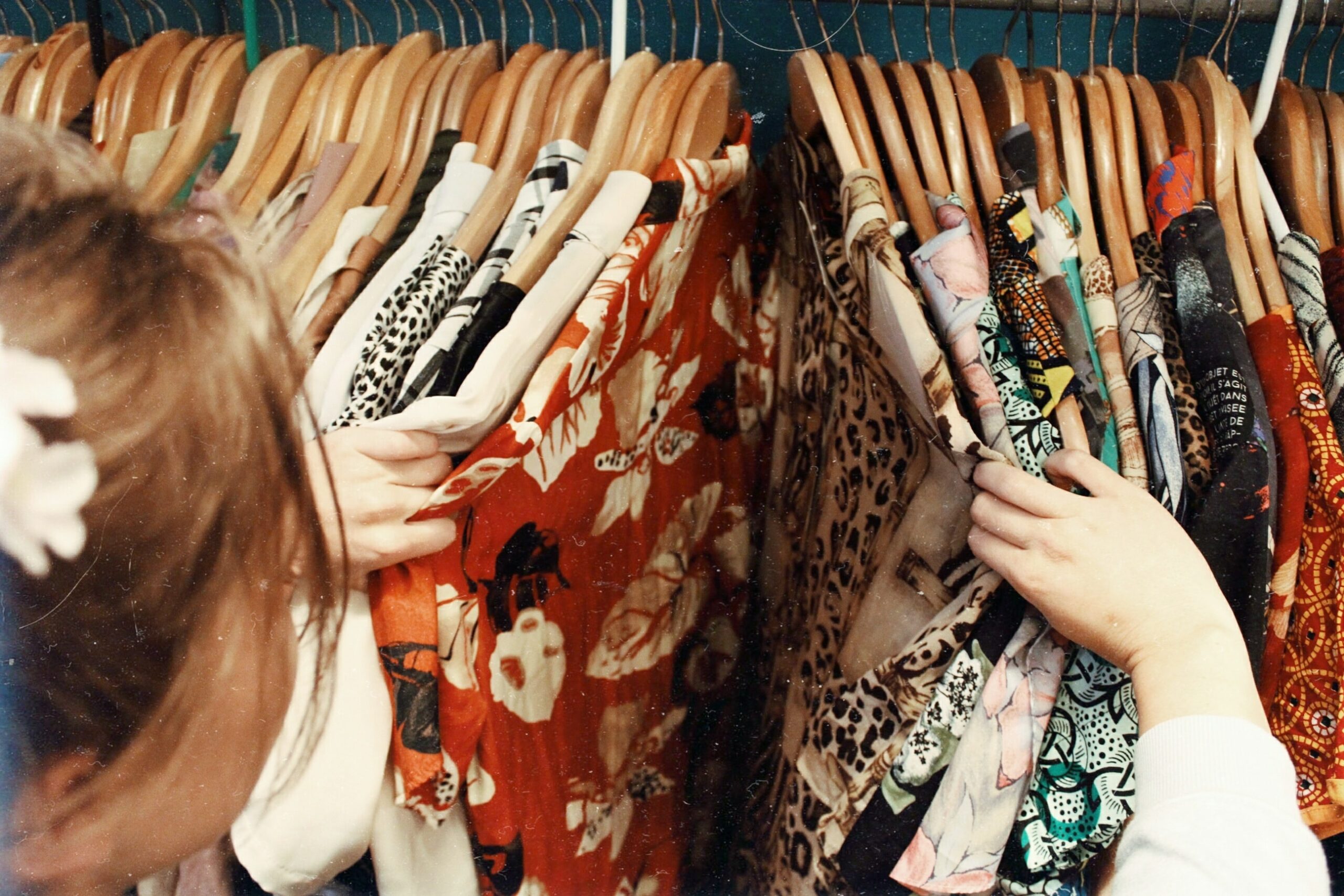 Robes sur des cintres Sélection de robes sur un portant